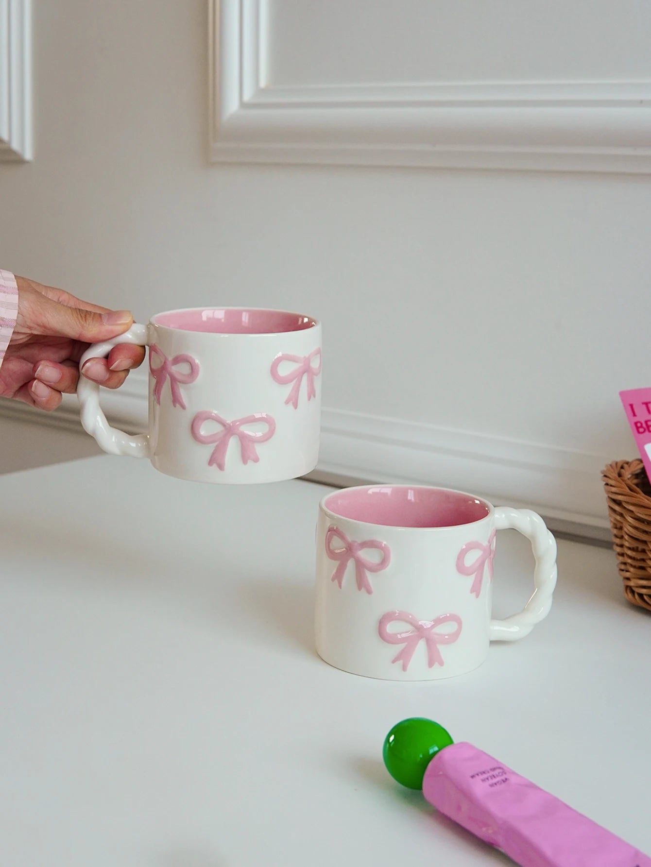 1Pc13.4Oz Pink Bow Ceramic Mug, Twist Handle Ceramic Mug, Exquisite and Simple Pink Embossed Mug, Suitable for Coffee Shop Latte Art Mug, Home Decoration Drinking Utensils, Kitchen Living Room Bedroom Drinking Cup, Gift Givin