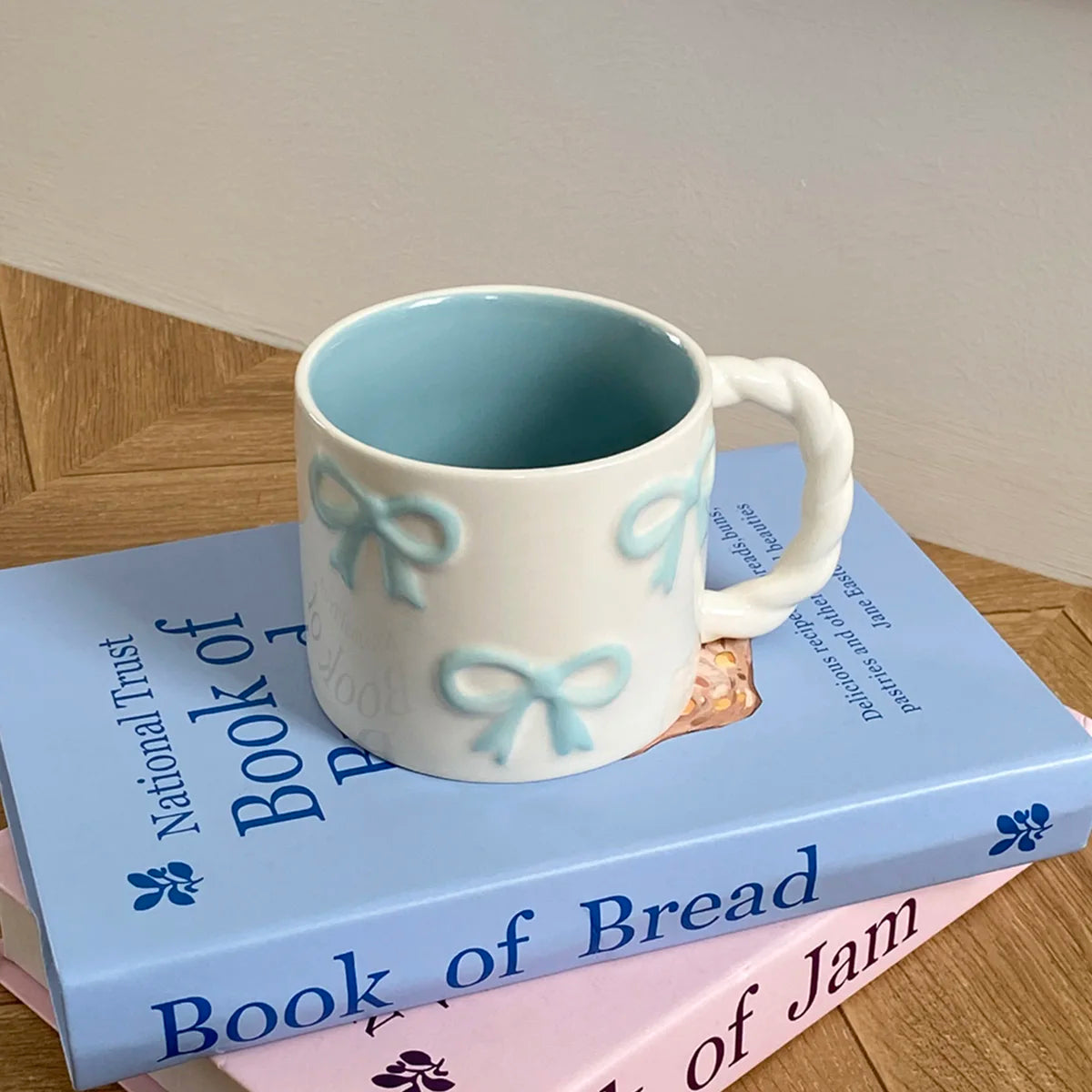 1Pc13.4Oz Pink Bow Ceramic Mug, Twist Handle Ceramic Mug, Exquisite and Simple Pink Embossed Mug, Suitable for Coffee Shop Latte Art Mug, Home Decoration Drinking Utensils, Kitchen Living Room Bedroom Drinking Cup, Gift Givin