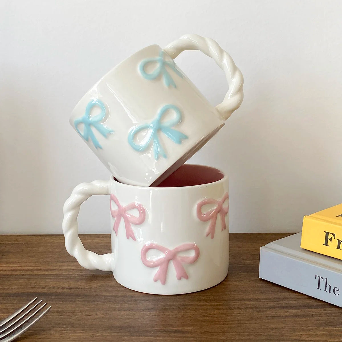 1Pc13.4Oz Pink Bow Ceramic Mug, Twist Handle Ceramic Mug, Exquisite and Simple Pink Embossed Mug, Suitable for Coffee Shop Latte Art Mug, Home Decoration Drinking Utensils, Kitchen Living Room Bedroom Drinking Cup, Gift Givin