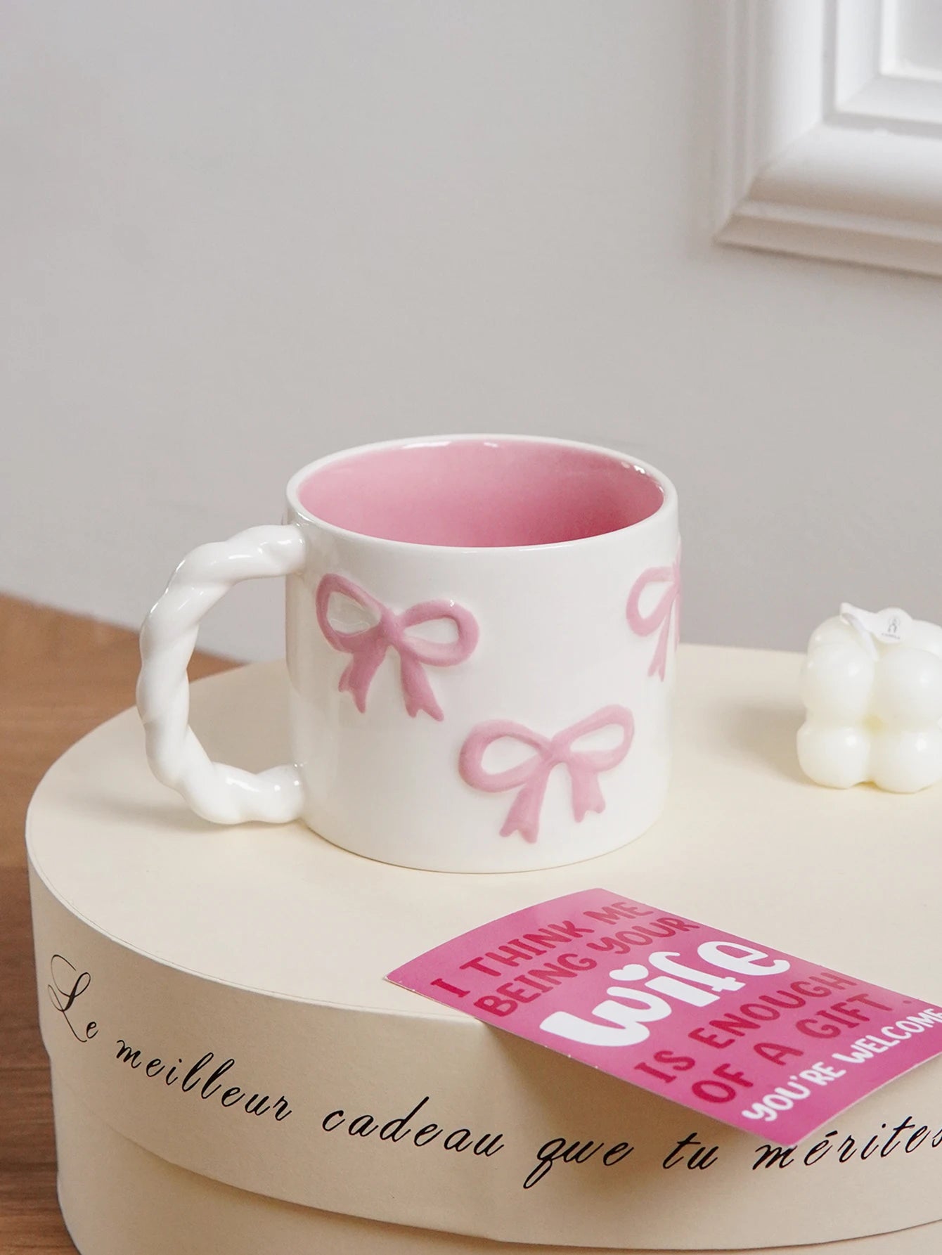 1Pc13.4Oz Pink Bow Ceramic Mug, Twist Handle Ceramic Mug, Exquisite and Simple Pink Embossed Mug, Suitable for Coffee Shop Latte Art Mug, Home Decoration Drinking Utensils, Kitchen Living Room Bedroom Drinking Cup, Gift Givin