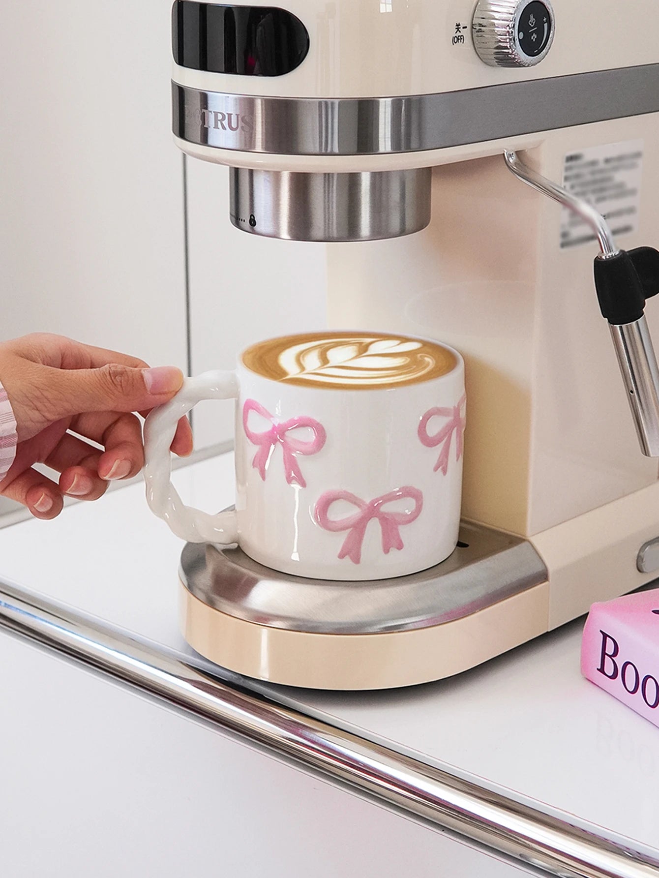 1Pc13.4Oz Pink Bow Ceramic Mug, Twist Handle Ceramic Mug, Exquisite and Simple Pink Embossed Mug, Suitable for Coffee Shop Latte Art Mug, Home Decoration Drinking Utensils, Kitchen Living Room Bedroom Drinking Cup, Gift Givin