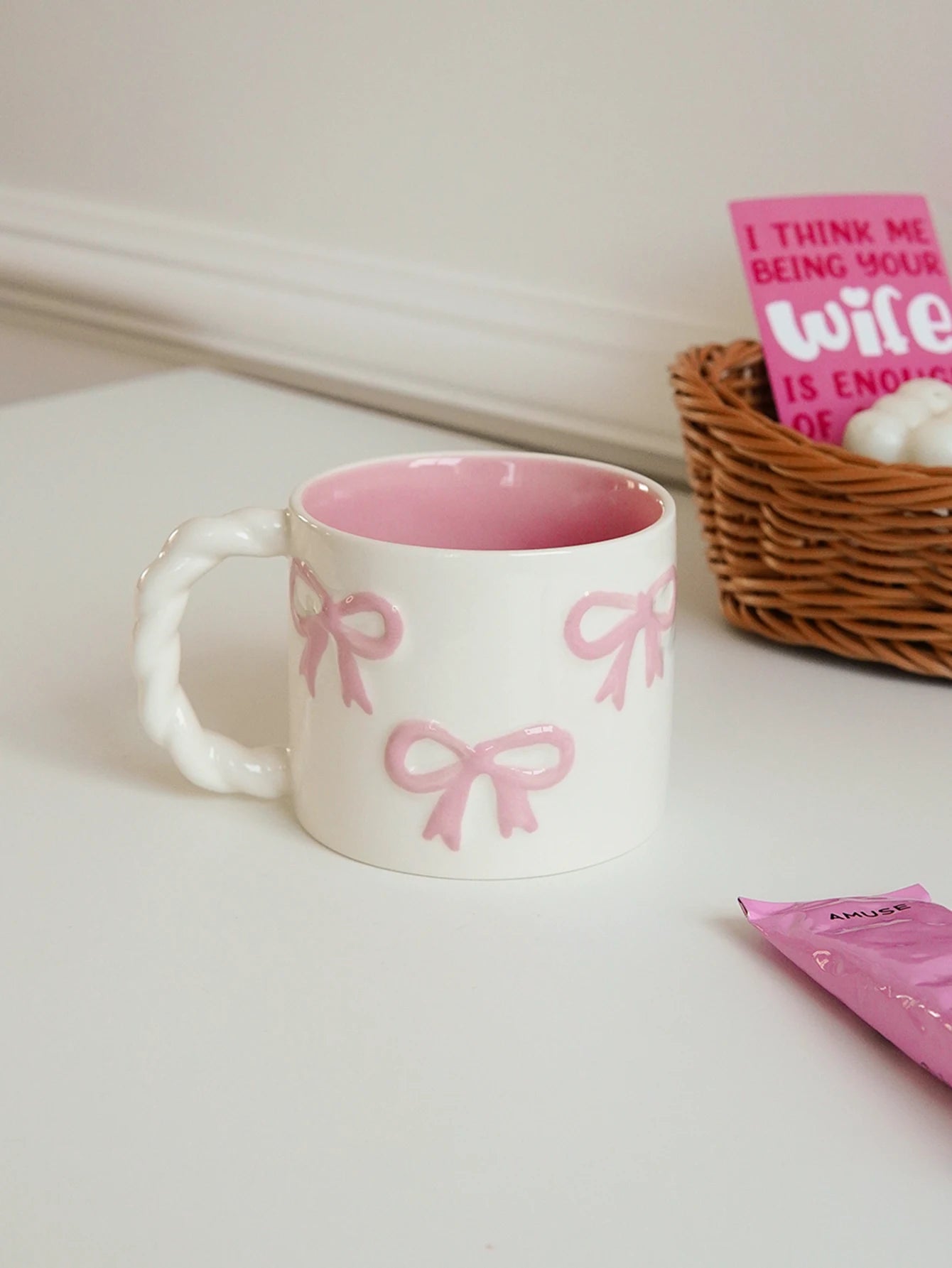 1Pc13.4Oz Pink Bow Ceramic Mug, Twist Handle Ceramic Mug, Exquisite and Simple Pink Embossed Mug, Suitable for Coffee Shop Latte Art Mug, Home Decoration Drinking Utensils, Kitchen Living Room Bedroom Drinking Cup, Gift Givin