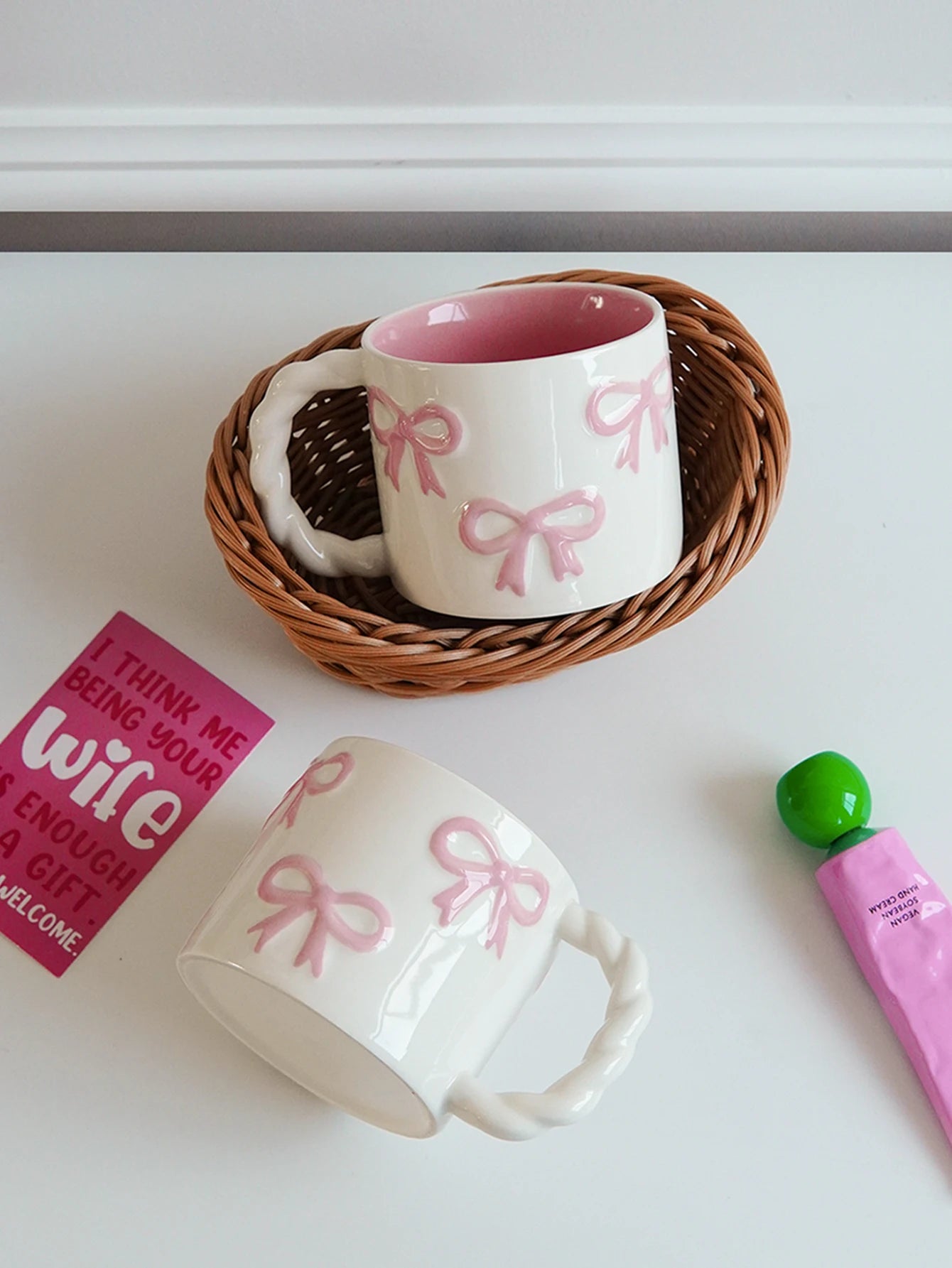 1Pc13.4Oz Pink Bow Ceramic Mug, Twist Handle Ceramic Mug, Exquisite and Simple Pink Embossed Mug, Suitable for Coffee Shop Latte Art Mug, Home Decoration Drinking Utensils, Kitchen Living Room Bedroom Drinking Cup, Gift Givin