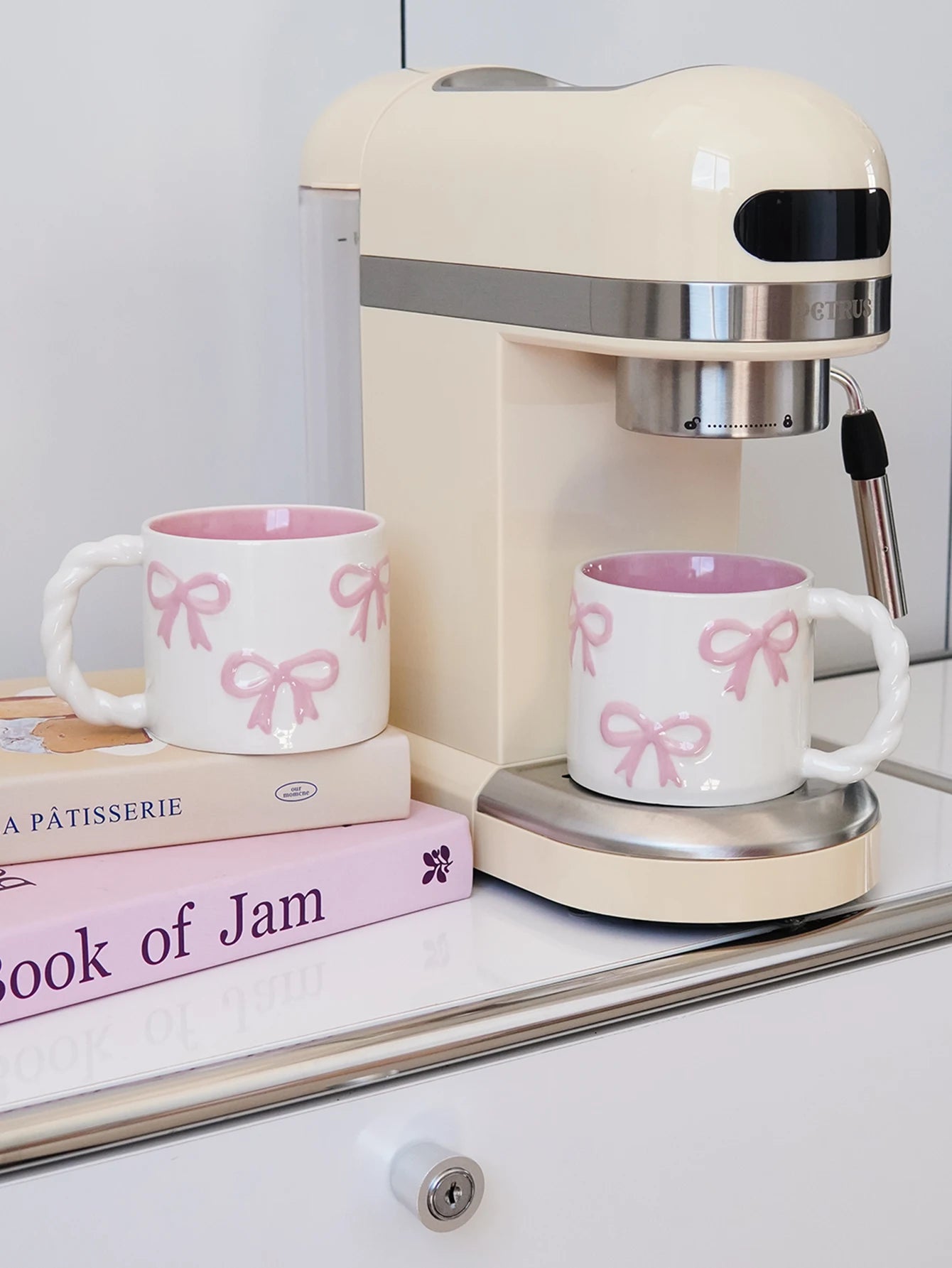 1Pc13.4Oz Pink Bow Ceramic Mug, Twist Handle Ceramic Mug, Exquisite and Simple Pink Embossed Mug, Suitable for Coffee Shop Latte Art Mug, Home Decoration Drinking Utensils, Kitchen Living Room Bedroom Drinking Cup, Gift Givin
