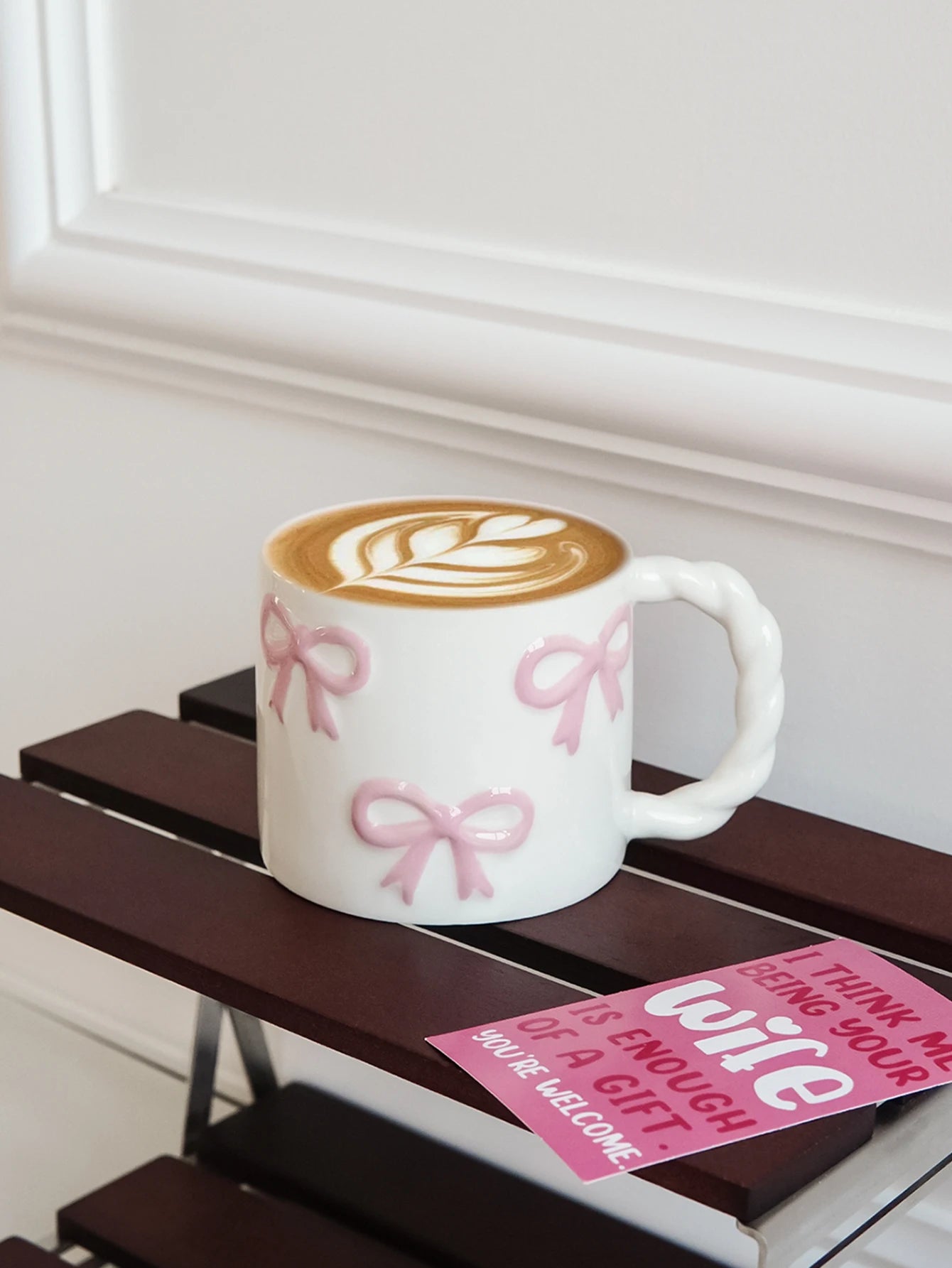 1Pc13.4Oz Pink Bow Ceramic Mug, Twist Handle Ceramic Mug, Exquisite and Simple Pink Embossed Mug, Suitable for Coffee Shop Latte Art Mug, Home Decoration Drinking Utensils, Kitchen Living Room Bedroom Drinking Cup, Gift Givin
