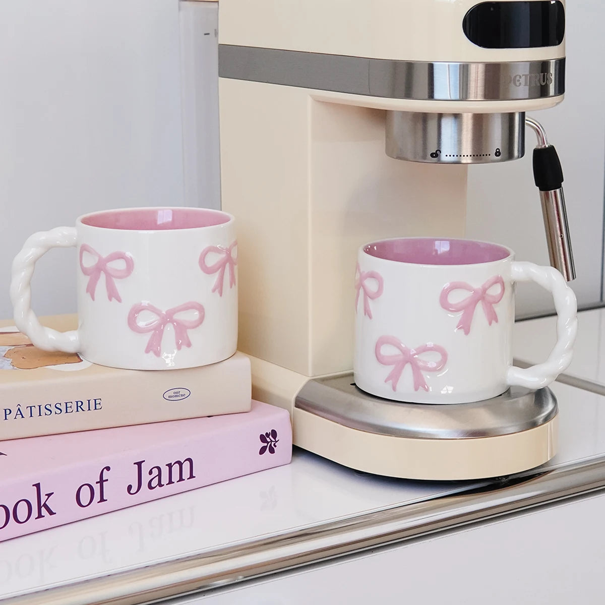1Pc13.4Oz Pink Bow Ceramic Mug, Twist Handle Ceramic Mug, Exquisite and Simple Pink Embossed Mug, Suitable for Coffee Shop Latte Art Mug, Home Decoration Drinking Utensils, Kitchen Living Room Bedroom Drinking Cup, Gift Givin