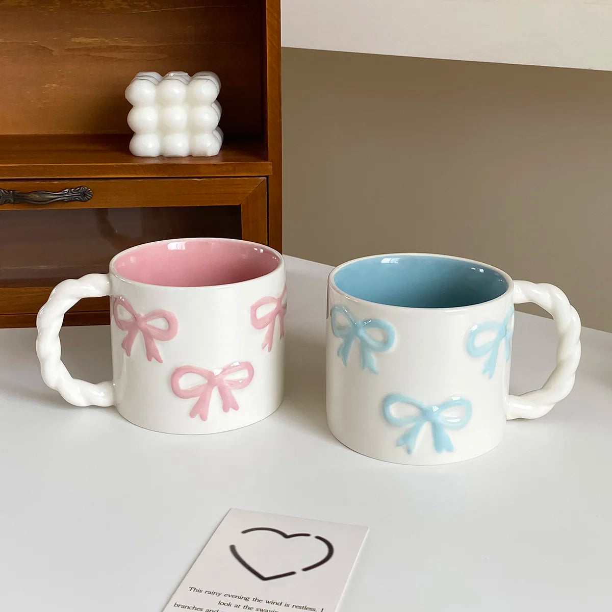 1Pc13.4Oz Pink Bow Ceramic Mug, Twist Handle Ceramic Mug, Exquisite and Simple Pink Embossed Mug, Suitable for Coffee Shop Latte Art Mug, Home Decoration Drinking Utensils, Kitchen Living Room Bedroom Drinking Cup, Gift Givin