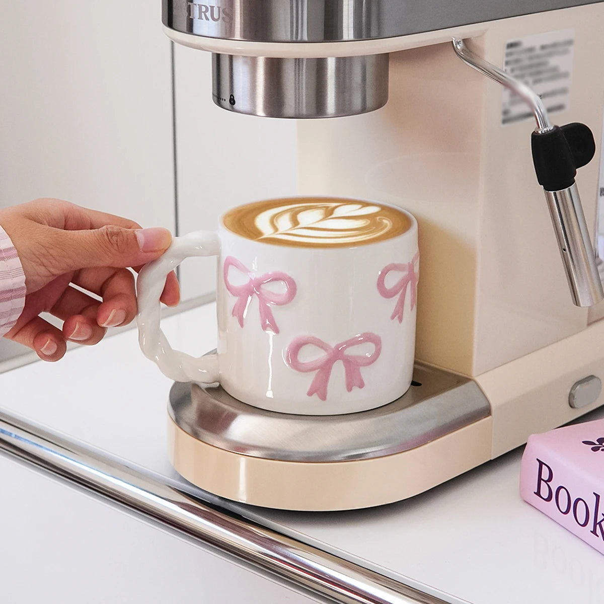 1Pc13.4Oz Pink Bow Ceramic Mug, Twist Handle Ceramic Mug, Exquisite and Simple Pink Embossed Mug, Suitable for Coffee Shop Latte Art Mug, Home Decoration Drinking Utensils, Kitchen Living Room Bedroom Drinking Cup, Gift Givin