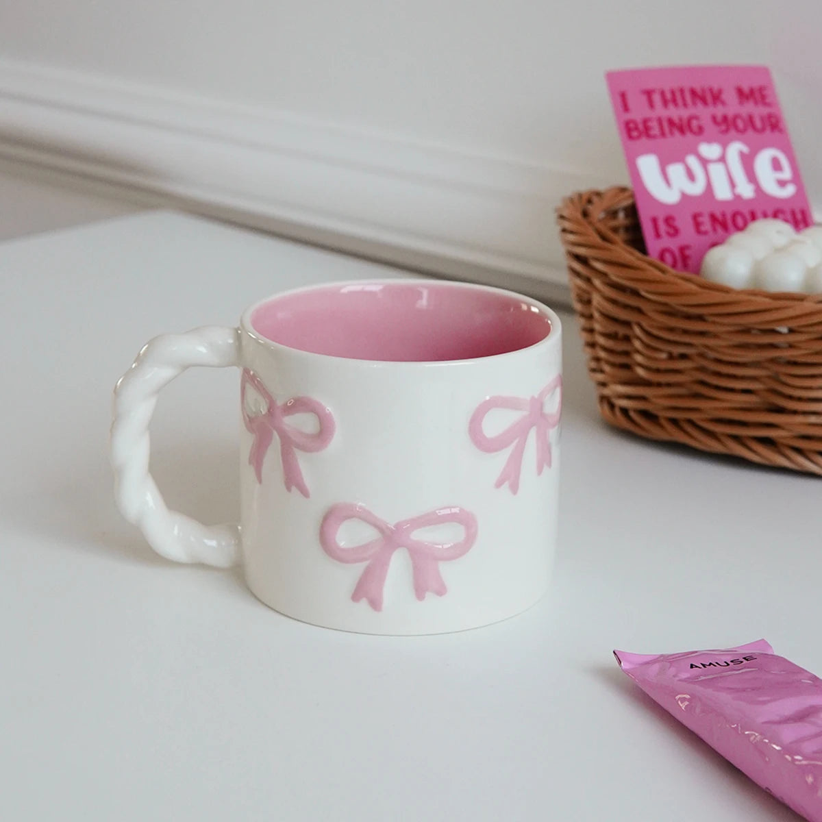 1Pc13.4Oz Pink Bow Ceramic Mug, Twist Handle Ceramic Mug, Exquisite and Simple Pink Embossed Mug, Suitable for Coffee Shop Latte Art Mug, Home Decoration Drinking Utensils, Kitchen Living Room Bedroom Drinking Cup, Gift Givin