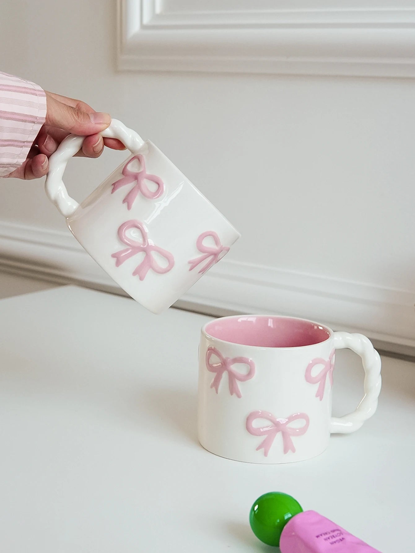 1Pc13.4Oz Pink Bow Ceramic Mug, Twist Handle Ceramic Mug, Exquisite and Simple Pink Embossed Mug, Suitable for Coffee Shop Latte Art Mug, Home Decoration Drinking Utensils, Kitchen Living Room Bedroom Drinking Cup, Gift Givin