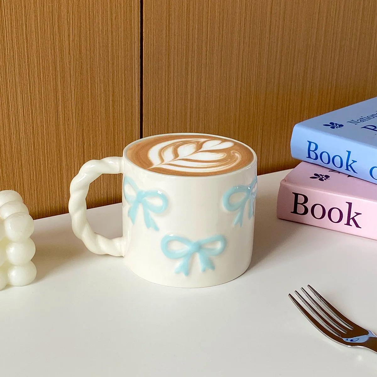 1Pc13.4Oz Pink Bow Ceramic Mug, Twist Handle Ceramic Mug, Exquisite and Simple Pink Embossed Mug, Suitable for Coffee Shop Latte Art Mug, Home Decoration Drinking Utensils, Kitchen Living Room Bedroom Drinking Cup, Gift Givin