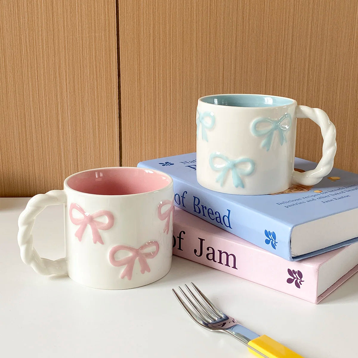 1Pc13.4Oz Pink Bow Ceramic Mug, Twist Handle Ceramic Mug, Exquisite and Simple Pink Embossed Mug, Suitable for Coffee Shop Latte Art Mug, Home Decoration Drinking Utensils, Kitchen Living Room Bedroom Drinking Cup, Gift Givin