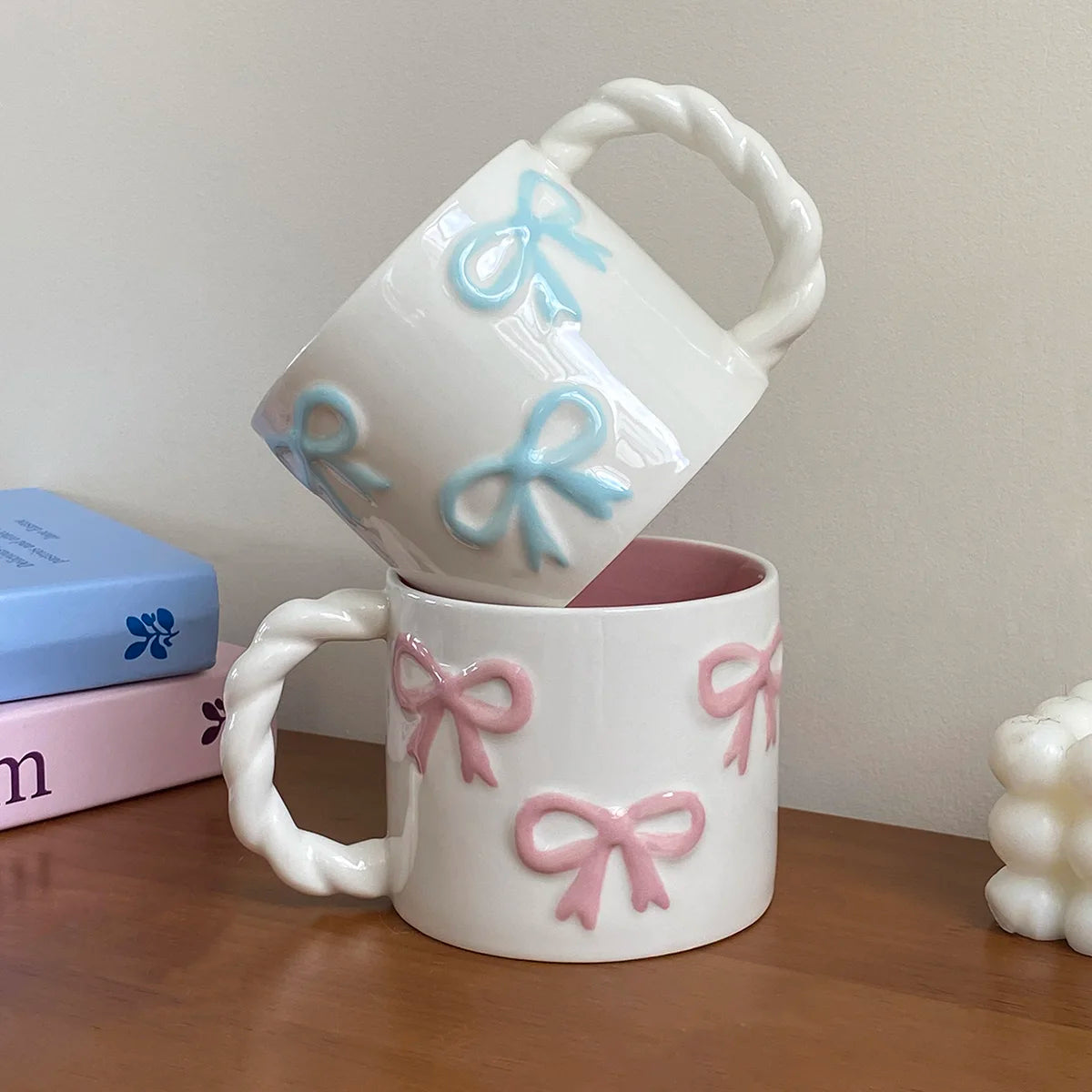 1Pc13.4Oz Pink Bow Ceramic Mug, Twist Handle Ceramic Mug, Exquisite and Simple Pink Embossed Mug, Suitable for Coffee Shop Latte Art Mug, Home Decoration Drinking Utensils, Kitchen Living Room Bedroom Drinking Cup, Gift Givin