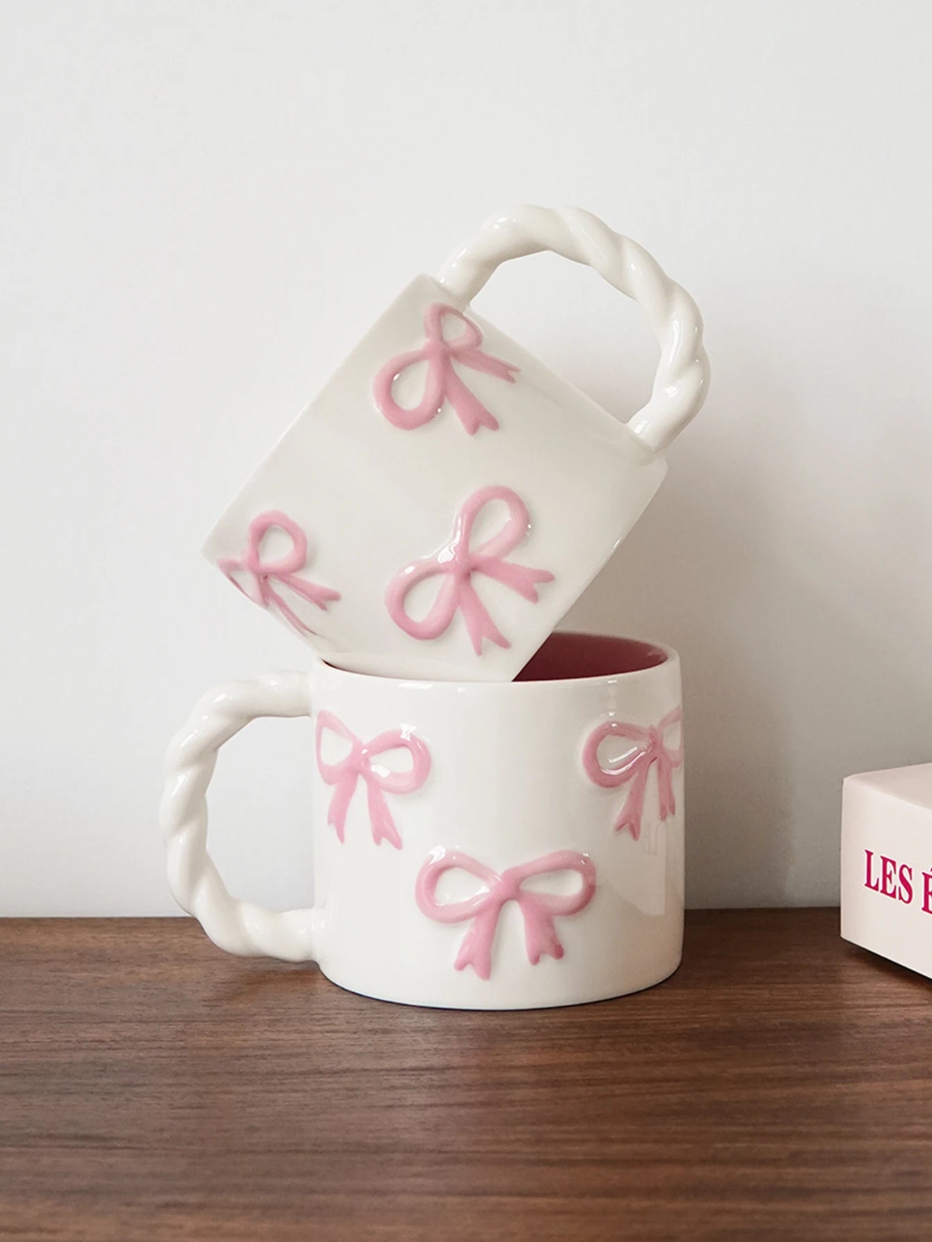 1Pc13.4Oz Pink Bow Ceramic Mug, Twist Handle Ceramic Mug, Exquisite and Simple Pink Embossed Mug, Suitable for Coffee Shop Latte Art Mug, Home Decoration Drinking Utensils, Kitchen Living Room Bedroom Drinking Cup, Gift Givin