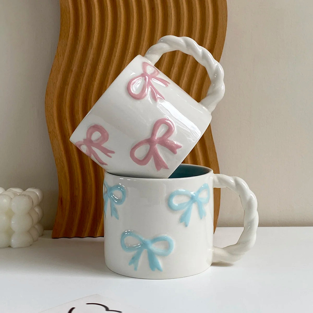 1Pc13.4Oz Pink Bow Ceramic Mug, Twist Handle Ceramic Mug, Exquisite and Simple Pink Embossed Mug, Suitable for Coffee Shop Latte Art Mug, Home Decoration Drinking Utensils, Kitchen Living Room Bedroom Drinking Cup, Gift Givin