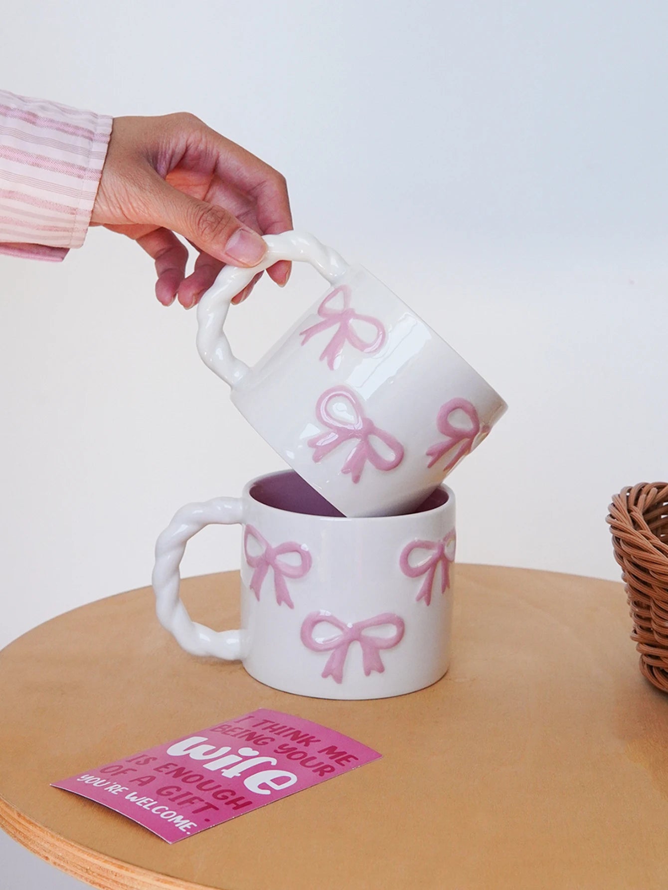 1Pc13.4Oz Pink Bow Ceramic Mug, Twist Handle Ceramic Mug, Exquisite and Simple Pink Embossed Mug, Suitable for Coffee Shop Latte Art Mug, Home Decoration Drinking Utensils, Kitchen Living Room Bedroom Drinking Cup, Gift Givin