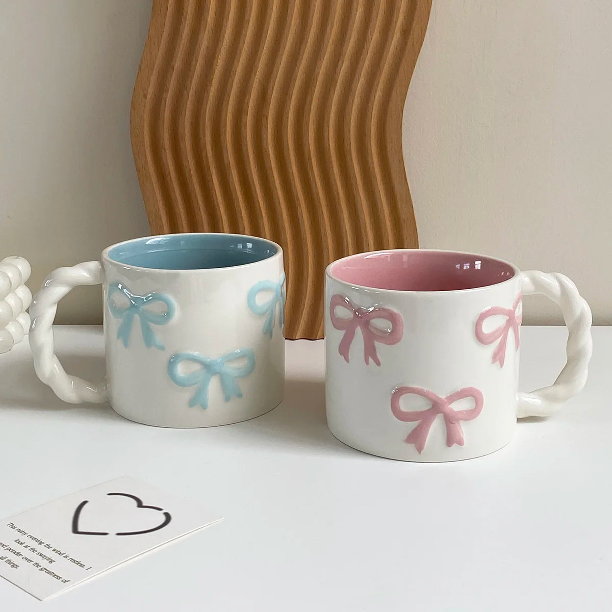 1Pc13.4Oz Pink Bow Ceramic Mug, Twist Handle Ceramic Mug, Exquisite and Simple Pink Embossed Mug, Suitable for Coffee Shop Latte Art Mug, Home Decoration Drinking Utensils, Kitchen Living Room Bedroom Drinking Cup, Gift Givin
