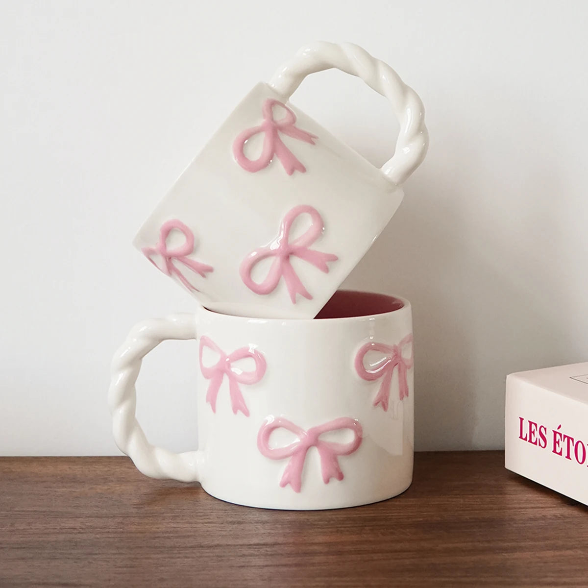 1Pc13.4Oz Pink Bow Ceramic Mug, Twist Handle Ceramic Mug, Exquisite and Simple Pink Embossed Mug, Suitable for Coffee Shop Latte Art Mug, Home Decoration Drinking Utensils, Kitchen Living Room Bedroom Drinking Cup, Gift Givin